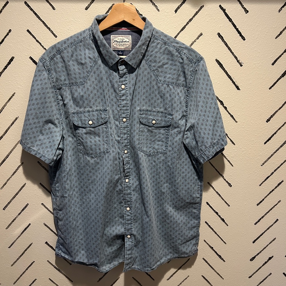 Men’s Flag and Anthem button up, size Large
